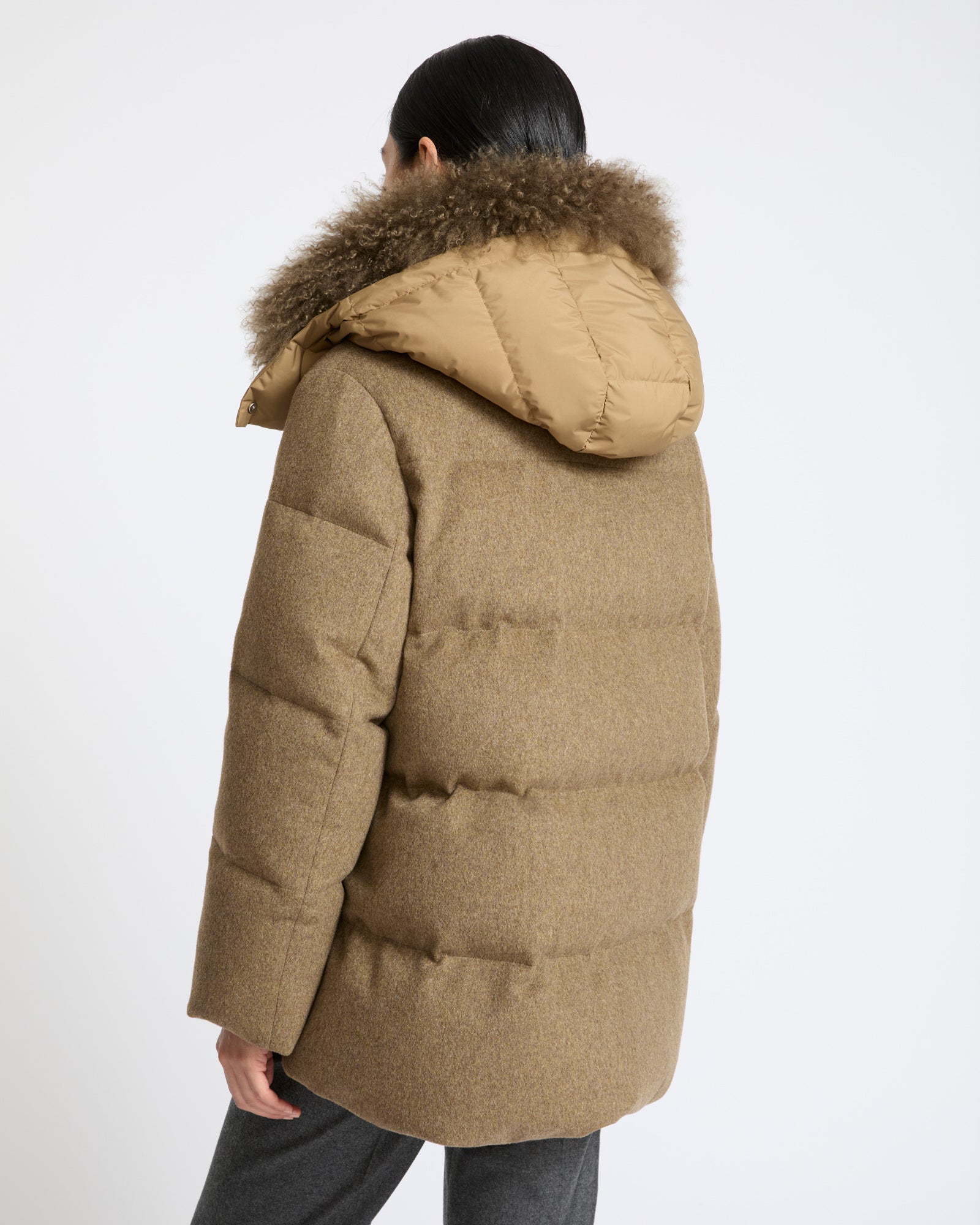 Doudoune à capuche en tissu Loro Piana 100% cachemire membrané avec col en agneau long poil frisé- Yves Salomon - Nouvelle collection Automne Hiver