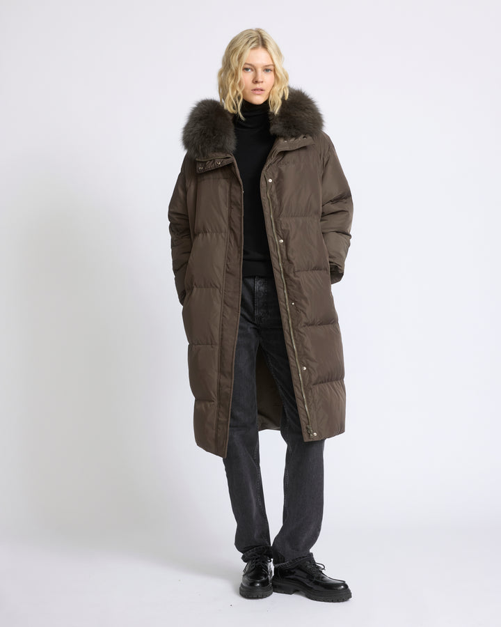 Doudoune longue en tissu technique imperméable avec fourrure de renard - Yves Salomon - Nouvelle collection Automne Hiver