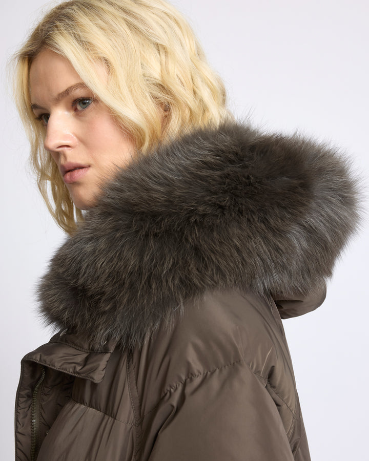 Doudoune longue en tissu technique imperméable avec fourrure de renard - Yves Salomon - Nouvelle collection Automne Hiver