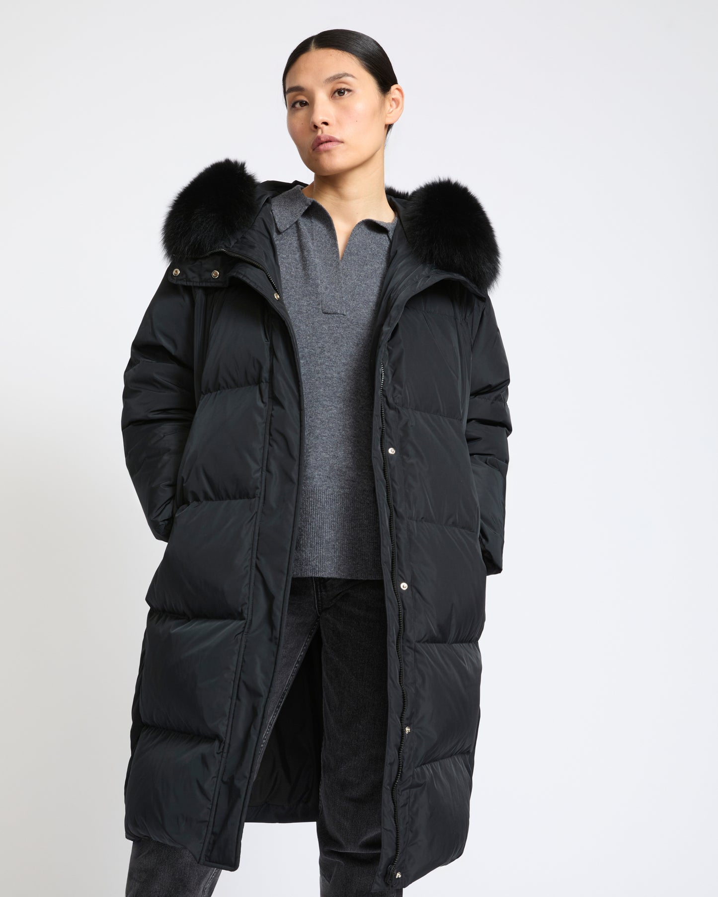 Doudoune longue en tissu technique imperméable avec fourrure de renard- Yves Salomon - Nouvelle collection Automne Hiver