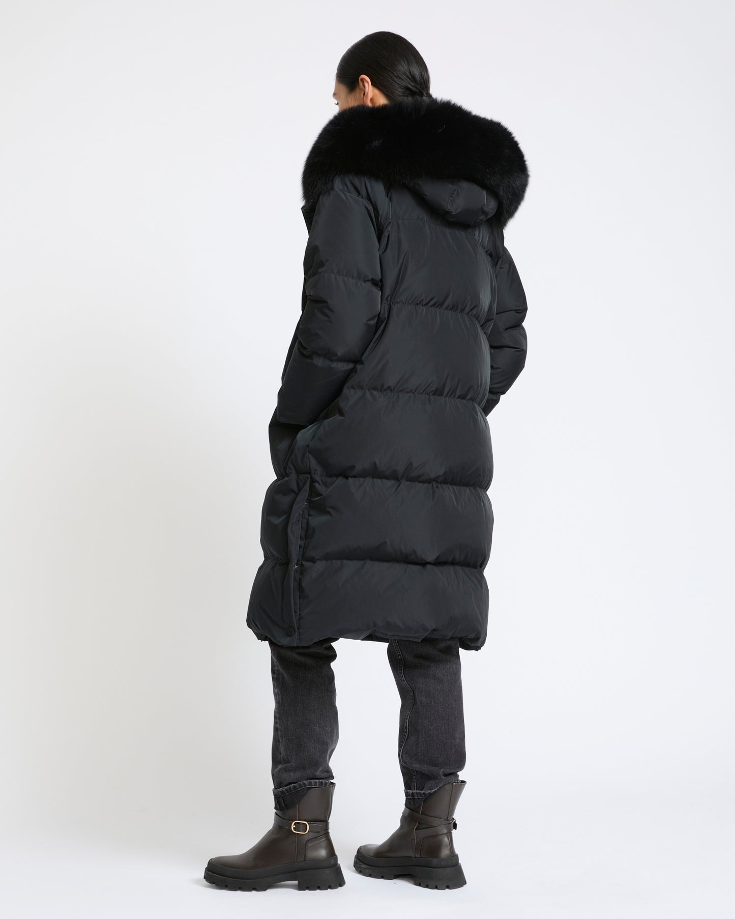 Doudoune longue en tissu technique imperméable avec fourrure de renard- Yves Salomon - Nouvelle collection Automne Hiver