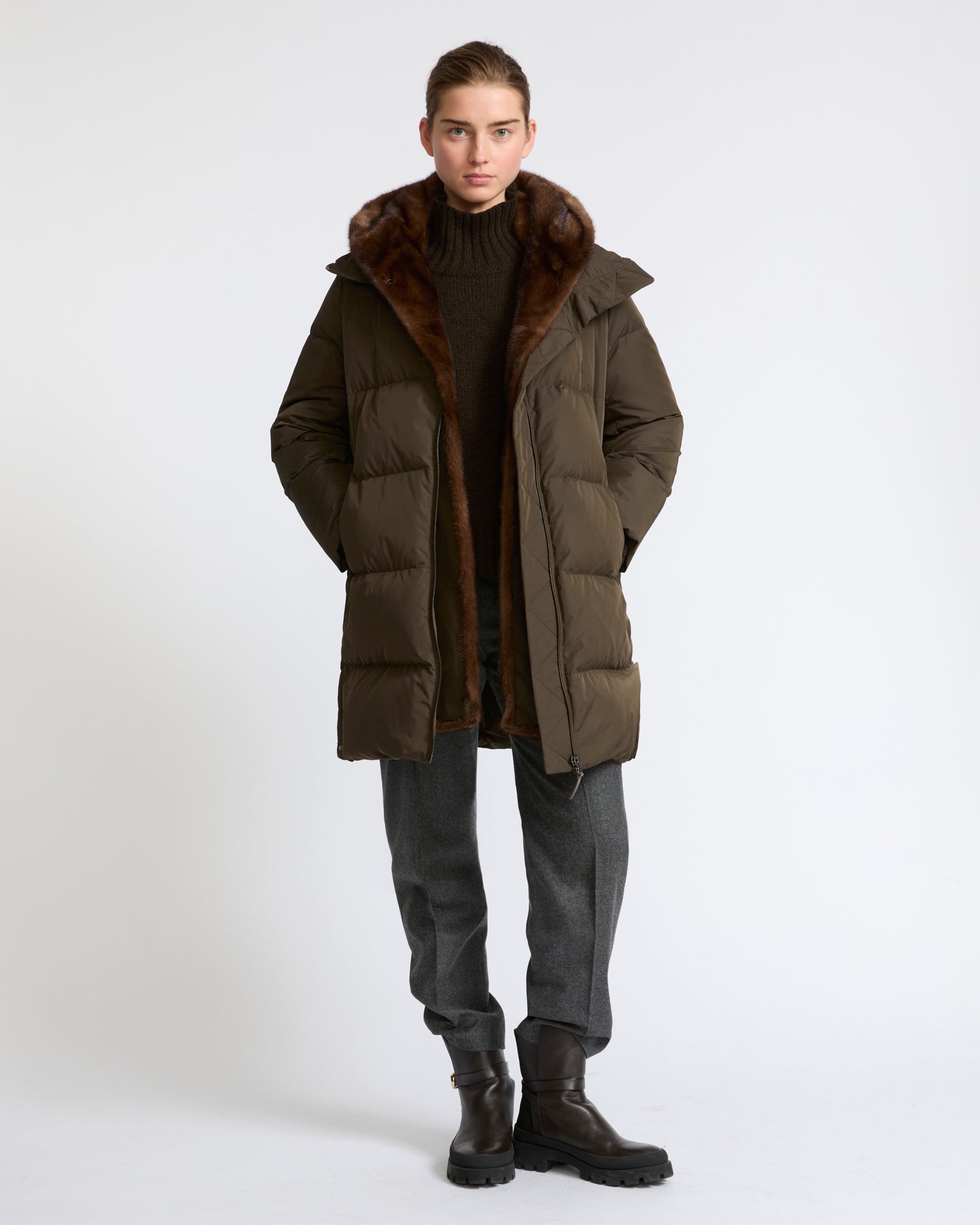 Doudoune longue en tissu technique déperlant avec plastron en fourrure de vison- Yves Salomon - Nouvelle collection Automne Hiver
