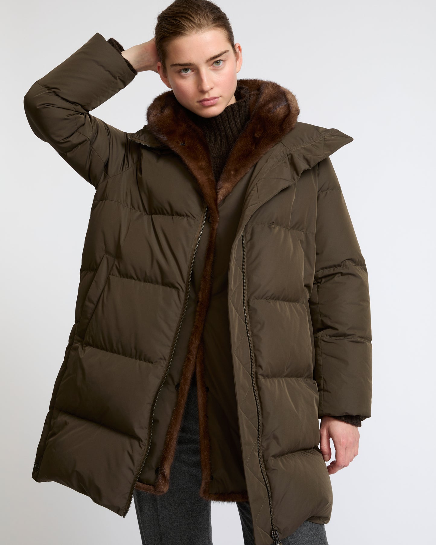 Doudoune longue en tissu technique déperlant avec plastron en fourrure de vison- Yves Salomon - Nouvelle collection Automne Hiver