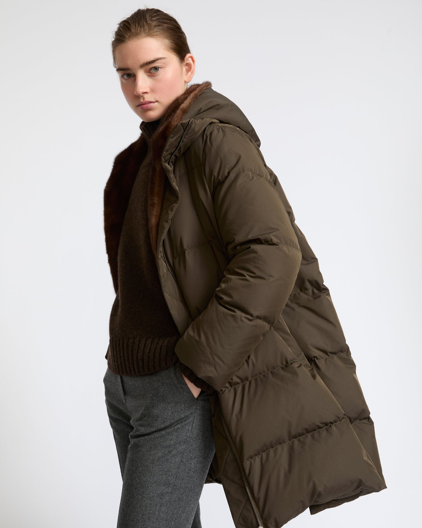 Doudoune longue en tissu technique déperlant avec plastron en fourrure de vison- Yves Salomon - Nouvelle collection Automne Hiver
