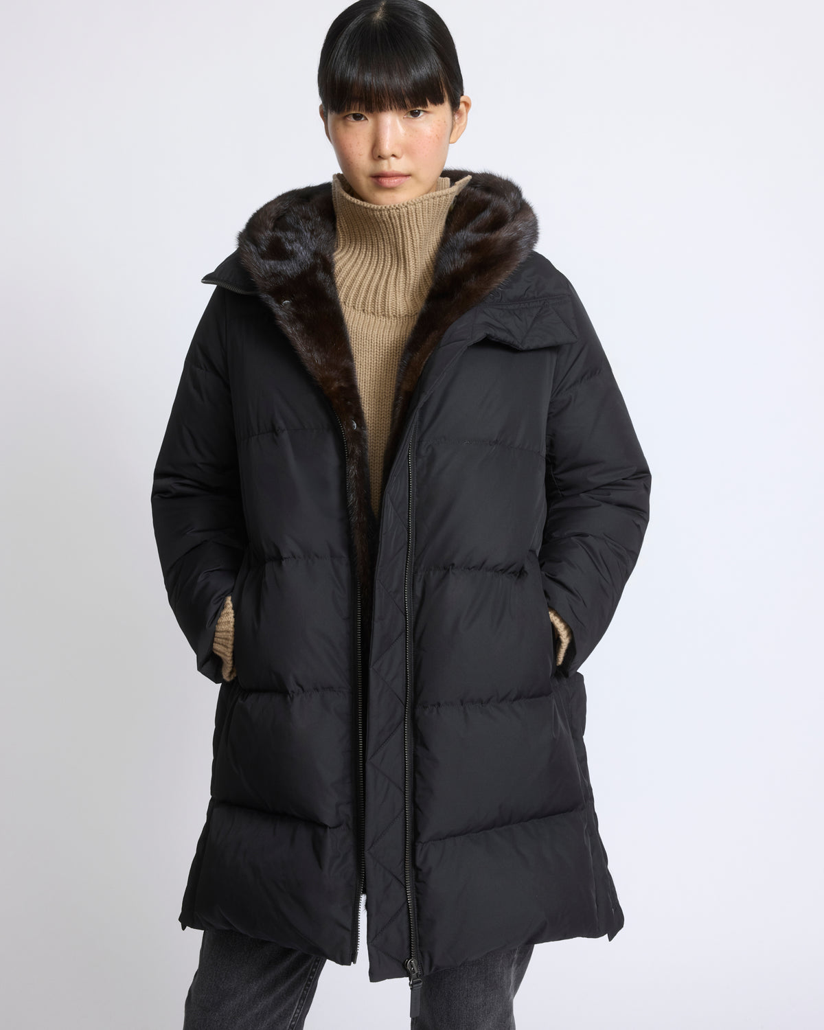 Doudoune longue en tissu technique déperlant avec plastron en fourrure de vison - Yves Salomon - Nouvelle collection Automne Hiver