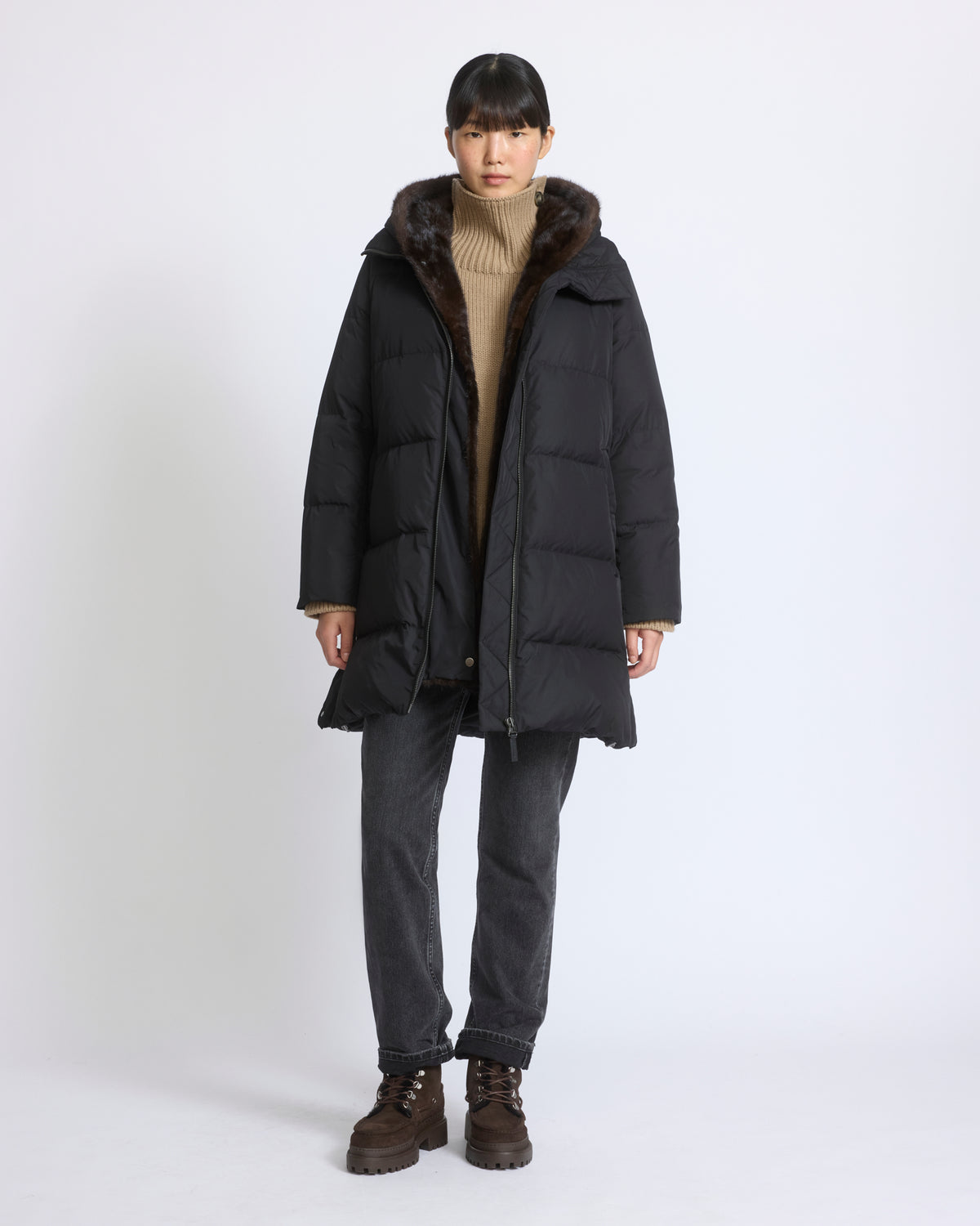 Doudoune longue en tissu technique déperlant avec plastron en fourrure de vison - Yves Salomon - Nouvelle collection Automne Hiver