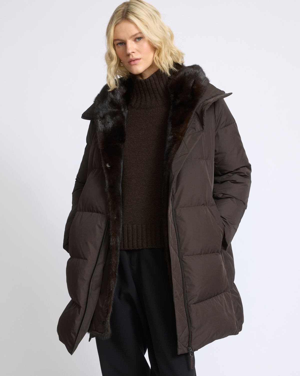 Doudoune longue en tissu technique déperlant avec plastron en fourrure de vison - Yves Salomon - Nouvelle collection Automne Hiver