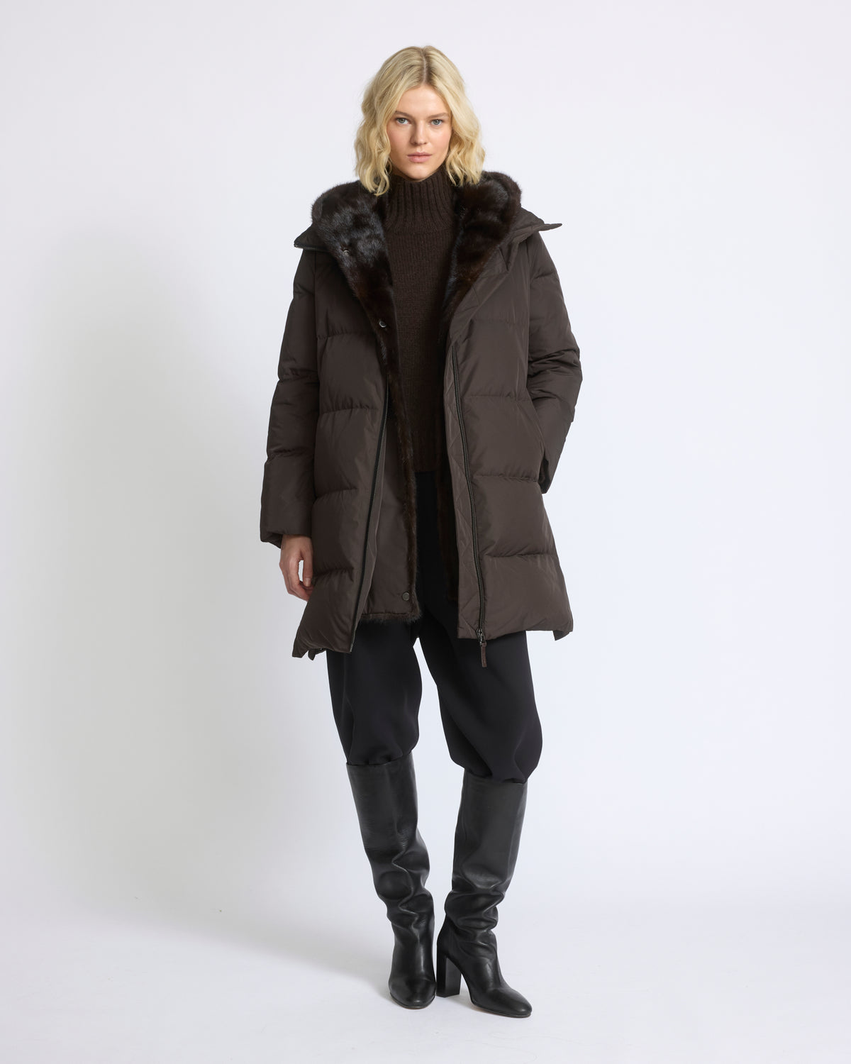 Doudoune longue en tissu technique déperlant avec plastron en fourrure de vison - Yves Salomon - Nouvelle collection Automne Hiver