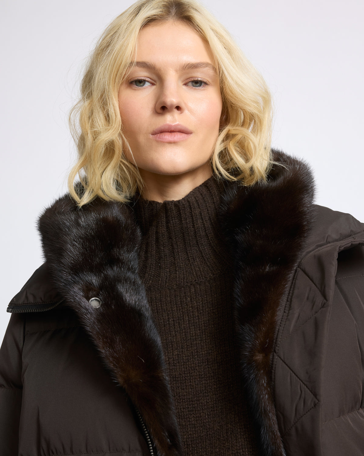 Doudoune longue en tissu technique déperlant avec plastron en fourrure de vison - Yves Salomon - Nouvelle collection Automne Hiver