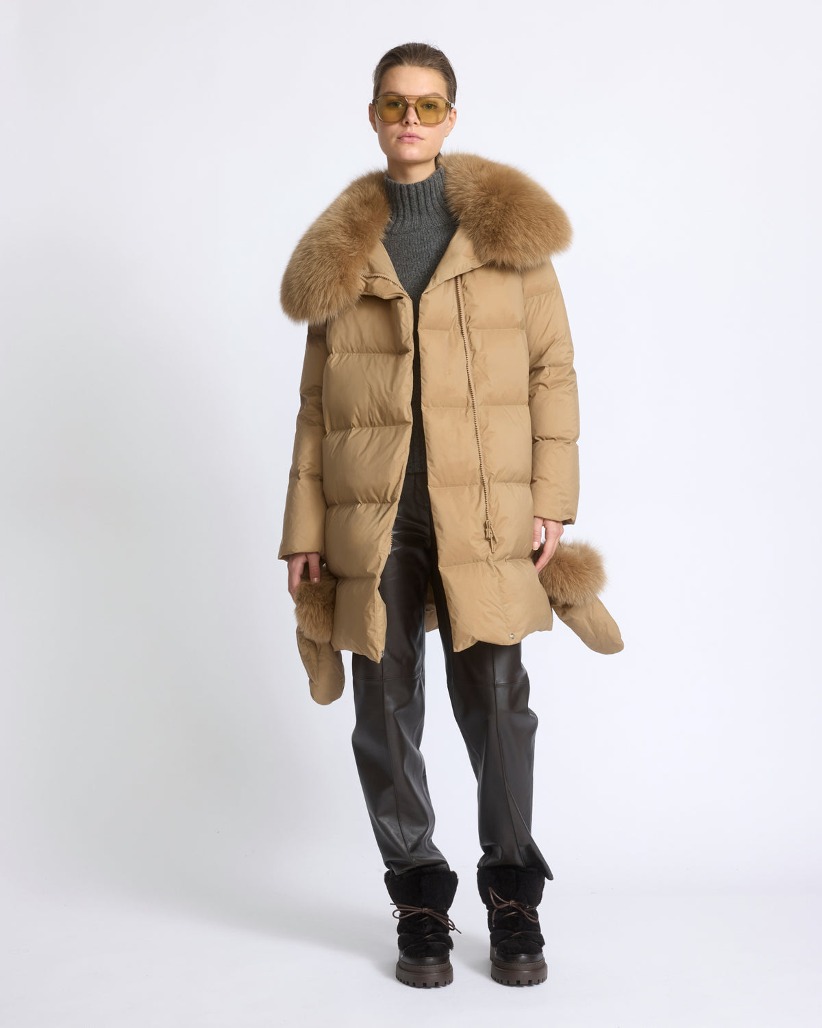 Doudoune longue ceinturée en tissu technique imperméable avec col en fourrure de renard - Yves Salomon - Nouvelle collection Automne Hiver
