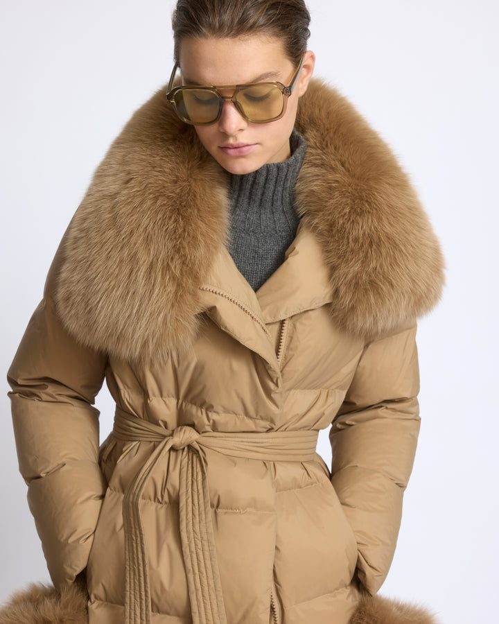 Doudoune longue ceinturée en tissu technique imperméable avec col en fourrure de renard - Yves Salomon - Nouvelle collection Automne Hiver
