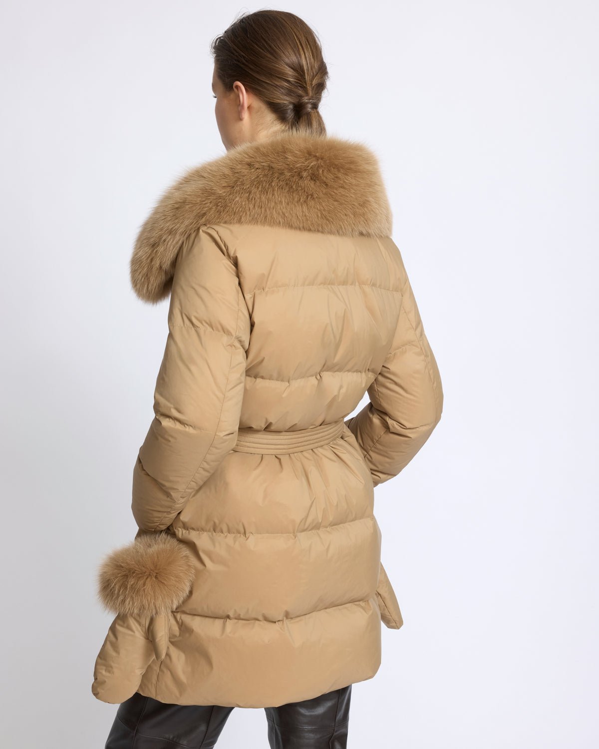 Doudoune longue ceinturée en tissu technique imperméable avec col en fourrure de renard - Yves Salomon - Nouvelle collection Automne Hiver