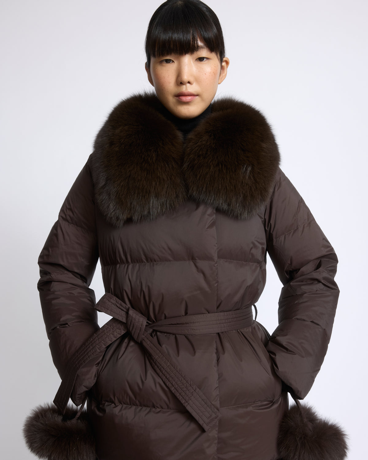 Doudoune longue ceinturée en tissu technique imperméable avec col en fourrure de renard - Yves Salomon - Nouvelle collection Automne Hiver