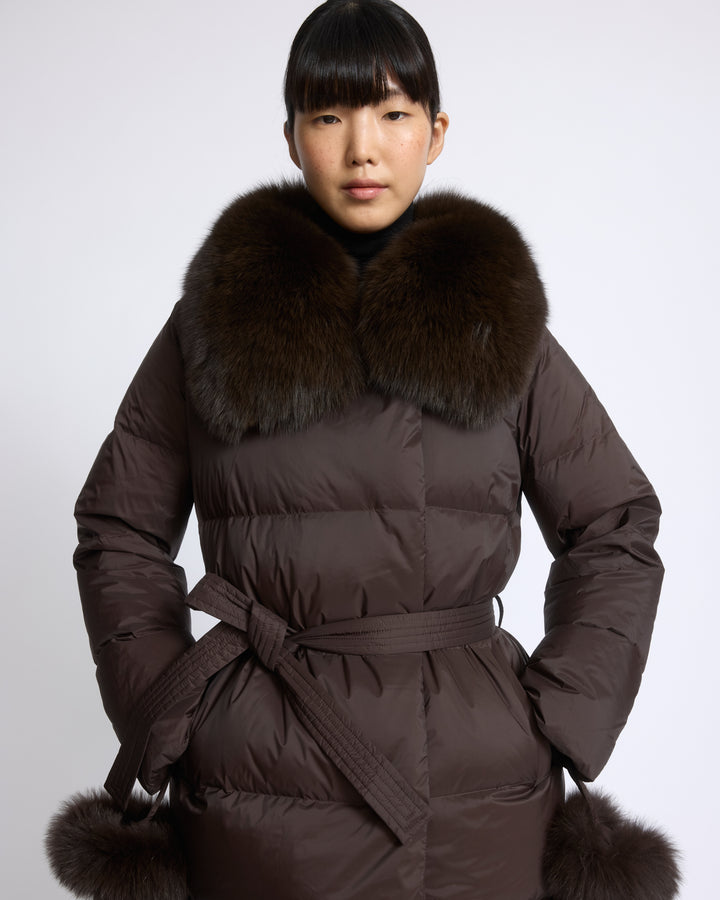 Doudoune longue ceinturée en tissu technique imperméable avec col en fourrure de renard - Yves Salomon - Nouvelle collection Automne Hiver