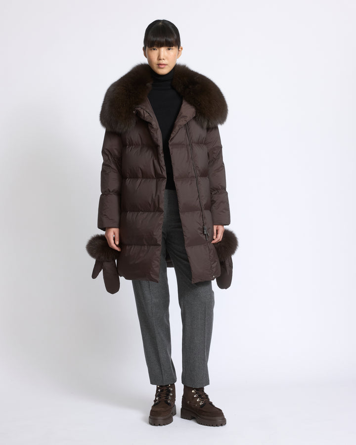 Doudoune longue ceinturée en tissu technique imperméable avec col en fourrure de renard - Yves Salomon - Nouvelle collection Automne Hiver