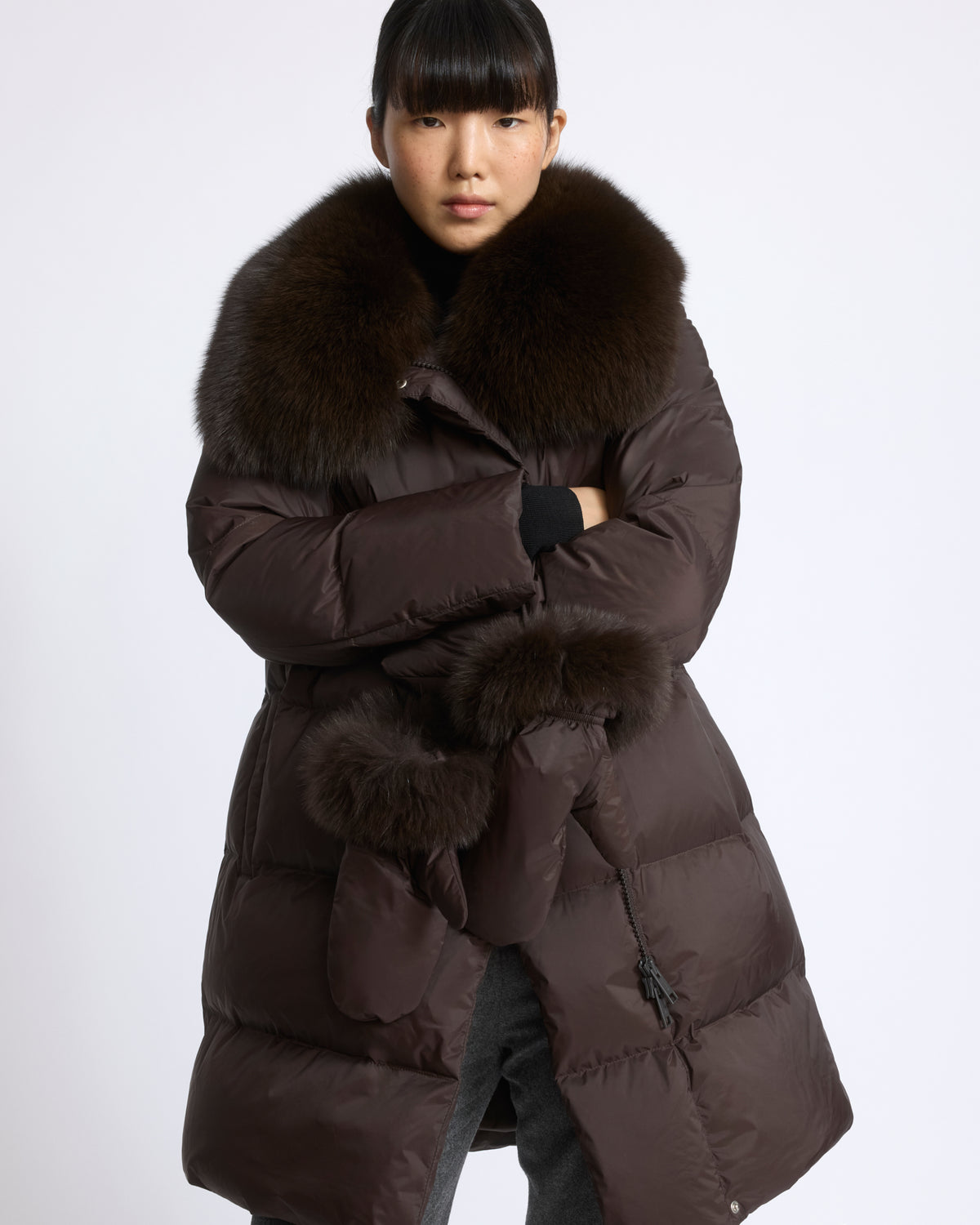 Doudoune longue ceinturée en tissu technique imperméable avec col en fourrure de renard - Yves Salomon - Nouvelle collection Automne Hiver