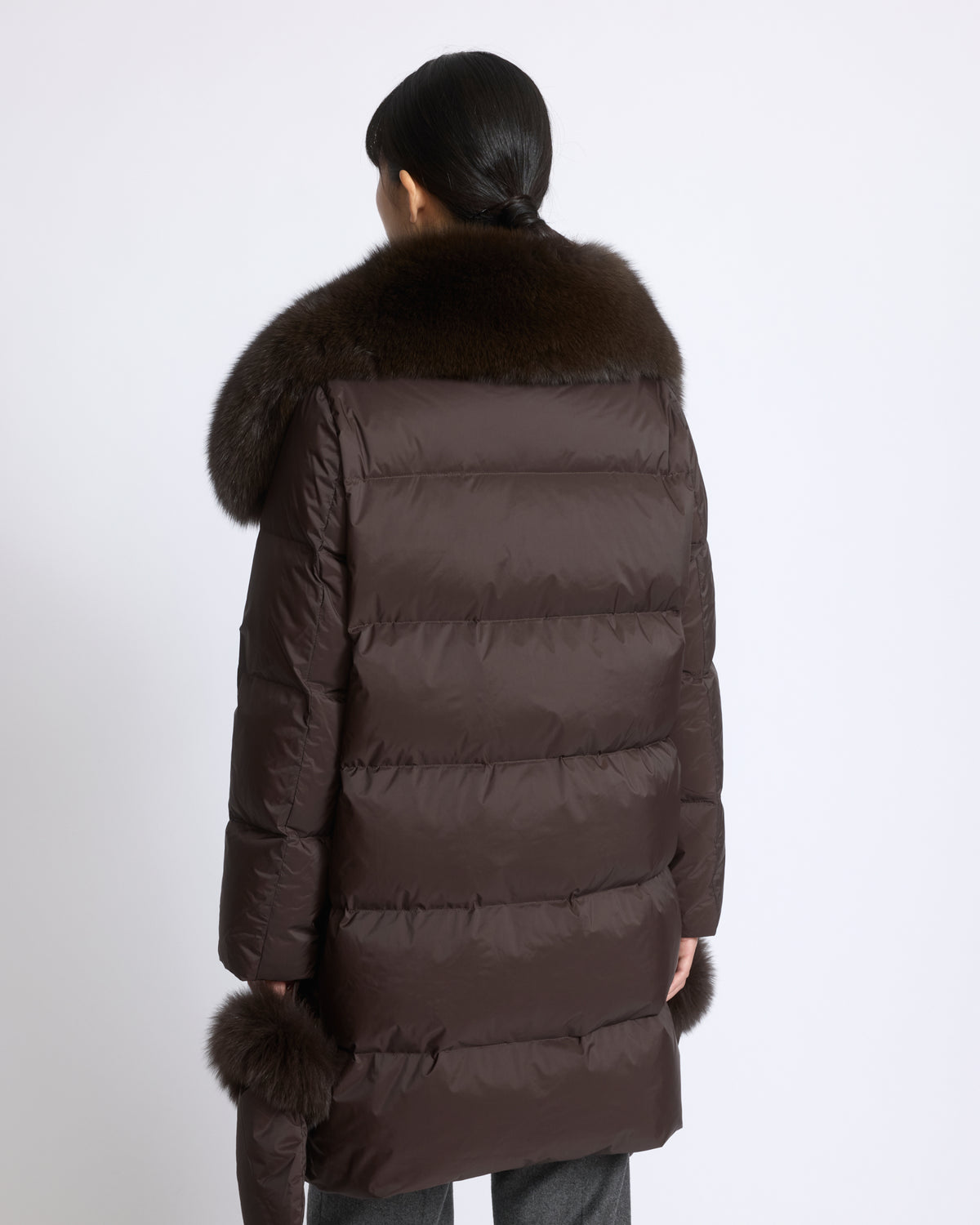 Doudoune longue ceinturée en tissu technique imperméable avec col en fourrure de renard - Yves Salomon - Nouvelle collection Automne Hiver