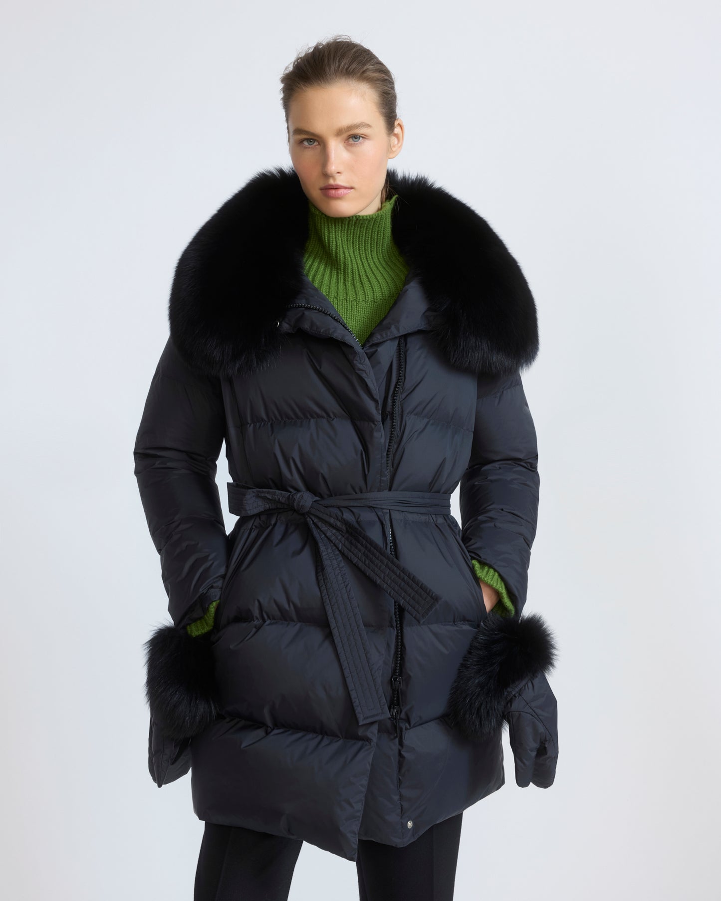 Doudoune longue ceinturée en tissu technique imperméable avec col en fourrure de renard