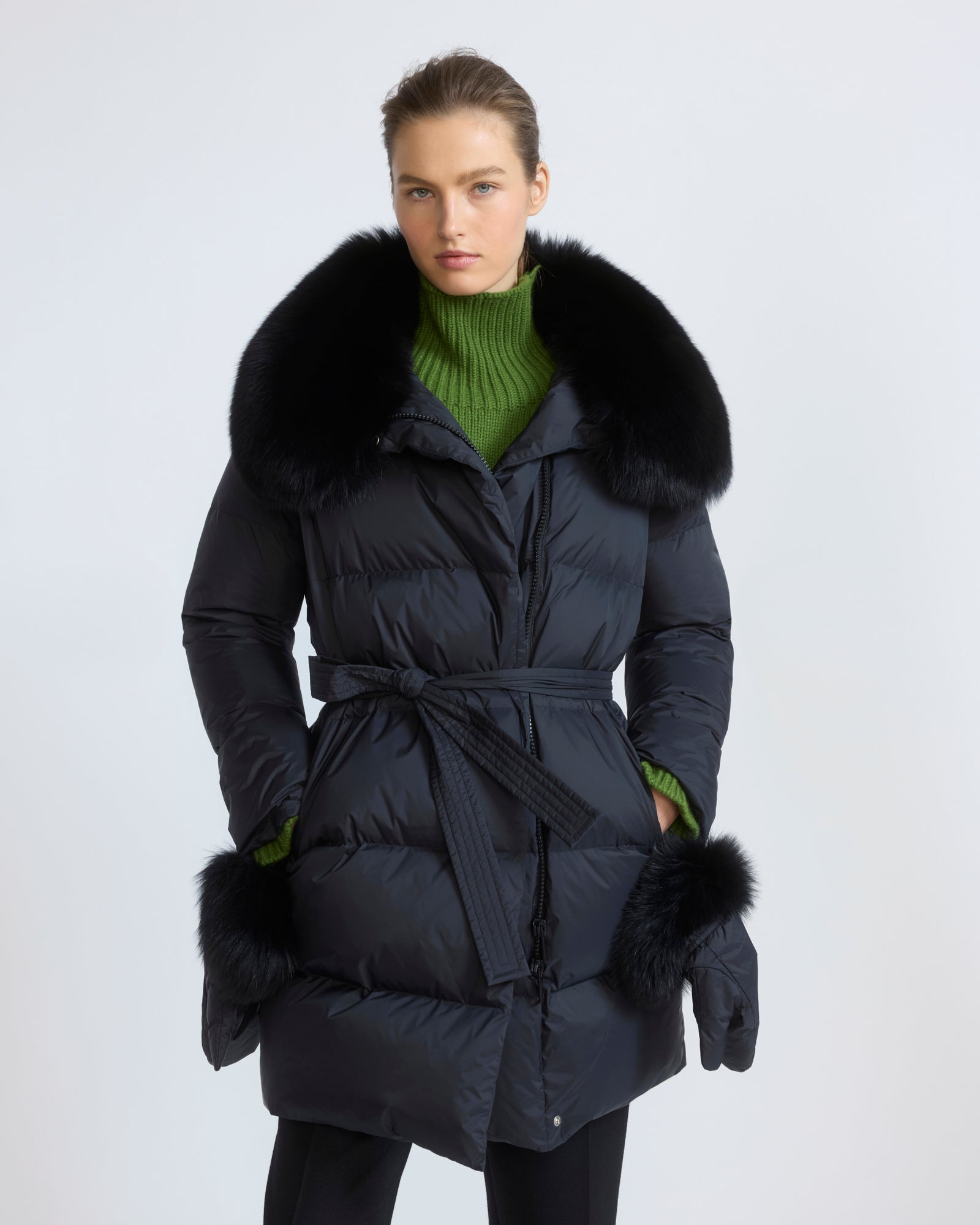Doudoune longue ceinturée en tissu technique imperméable avec col en fourrure de renard
