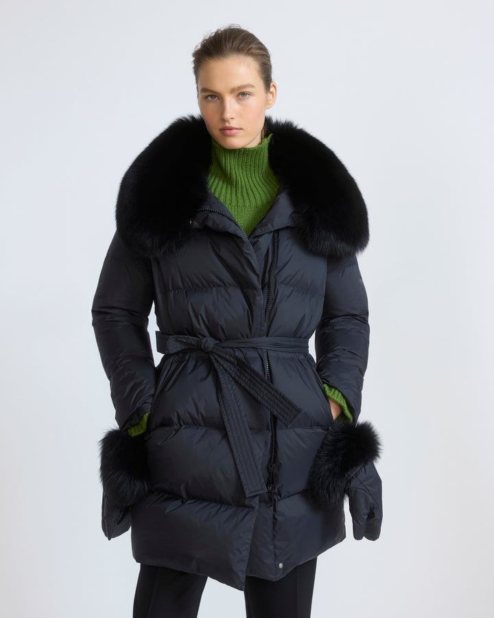 Doudoune longue ceinturée en tissu technique imperméable avec col en fourrure de renard