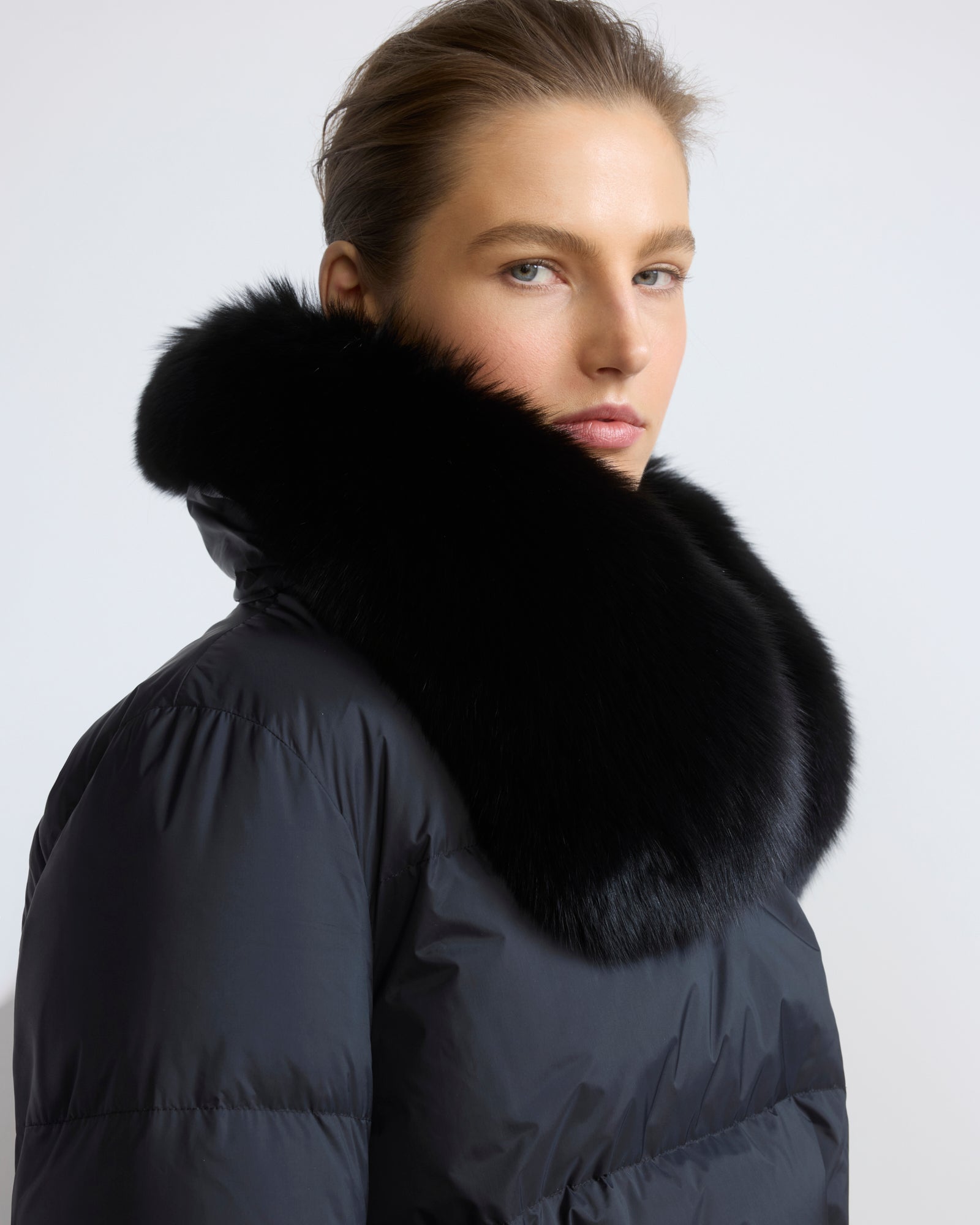 Doudoune longue ceinturée en tissu technique imperméable avec col en fourrure de renard