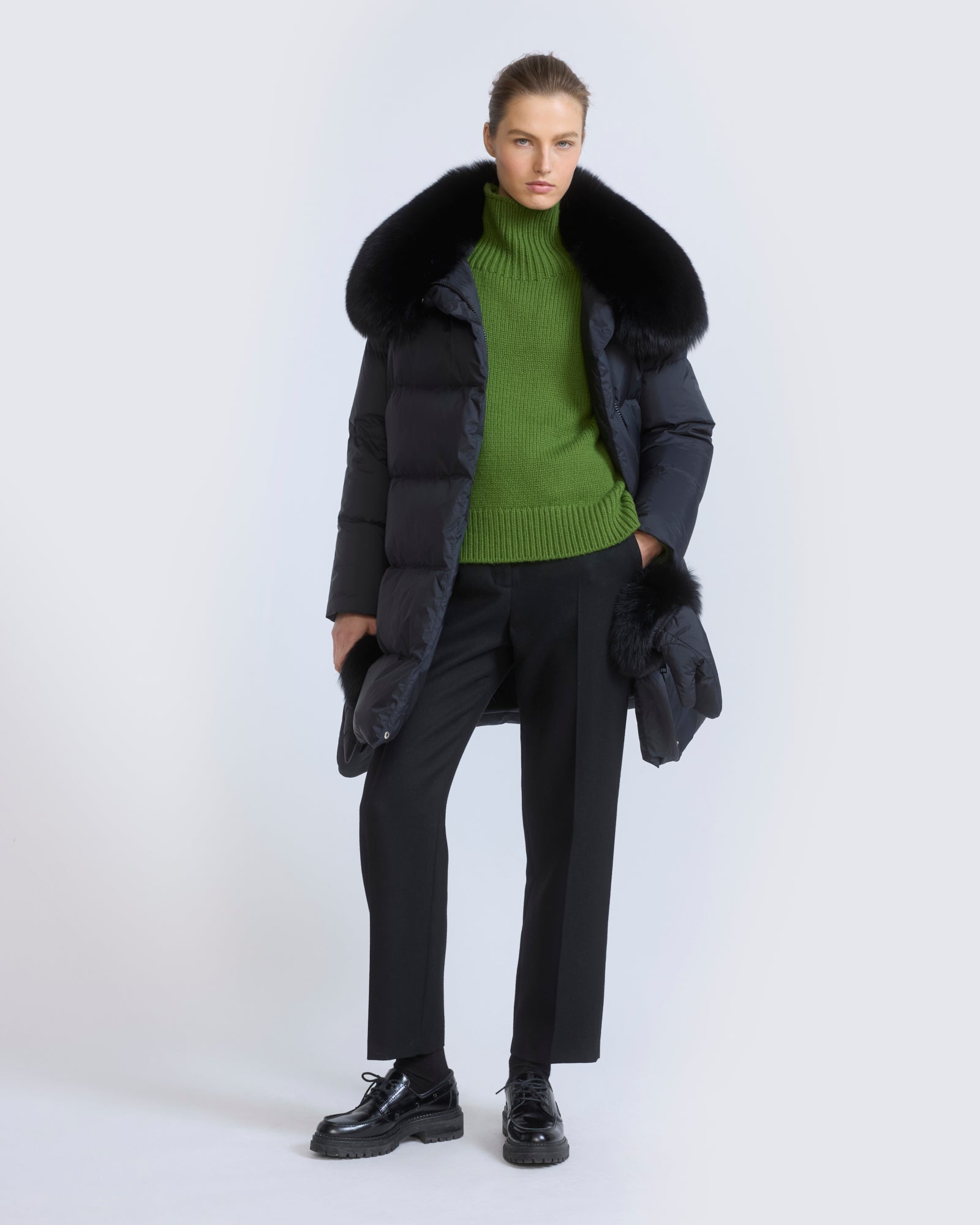 Doudoune longue ceinturée en tissu technique imperméable avec col en fourrure de renard