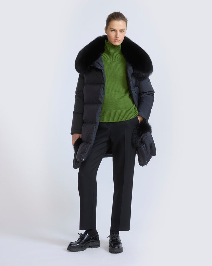 Doudoune longue ceinturée en tissu technique imperméable avec col en fourrure de renard