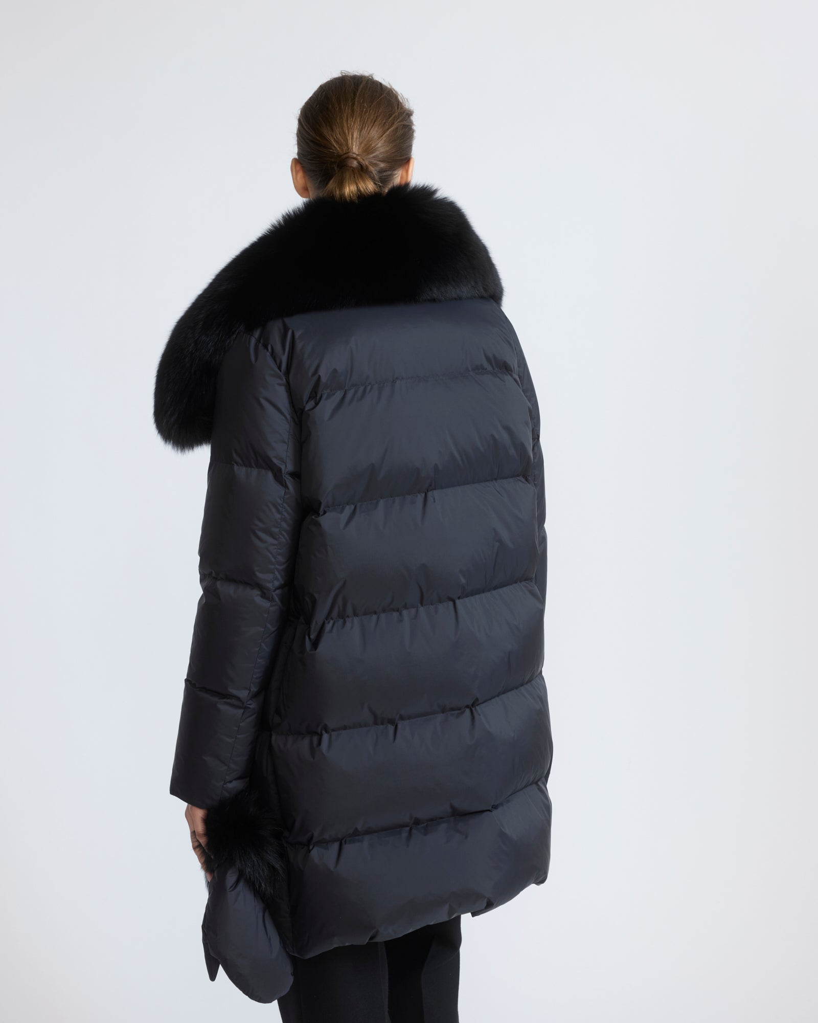 Doudoune longue ceinturée en tissu technique imperméable avec col en fourrure de renard