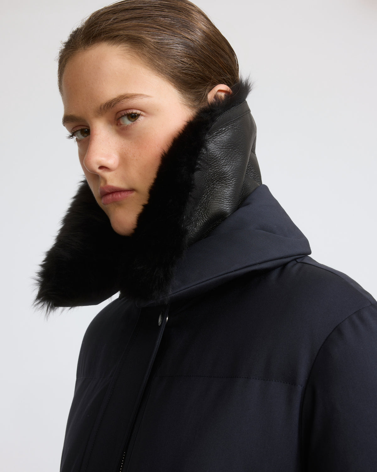 Doudoune longue en tissu technique en laine mélangée imperméable avec col en peau lainée d'agneau - Yves Salomon - Nouvelle collection Automne Hiver