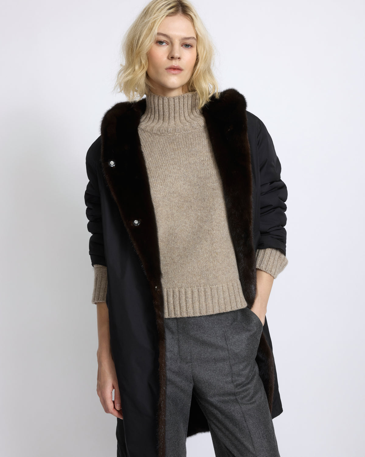 Doudoune longue lisse à capuche en tissu technique déperlant réversible avec fourrure de vison - Yves Salomon - Nouvelle collection Automne Hiver