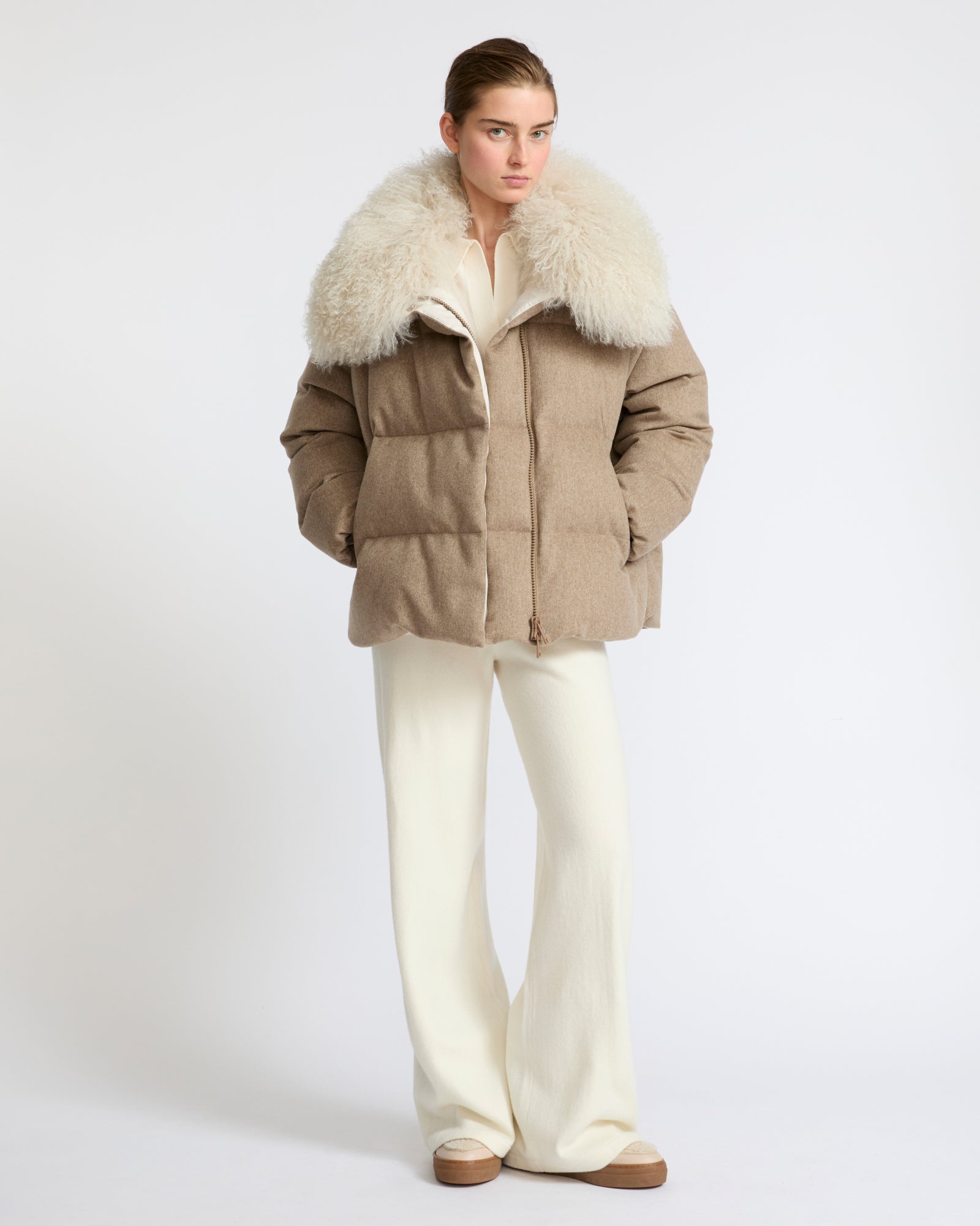 Doudoune en tissu Loro Piana Storm System 100% cachemire avec col en agneau long poil frisé- Yves Salomon - Nouvelle collection Automne Hiver