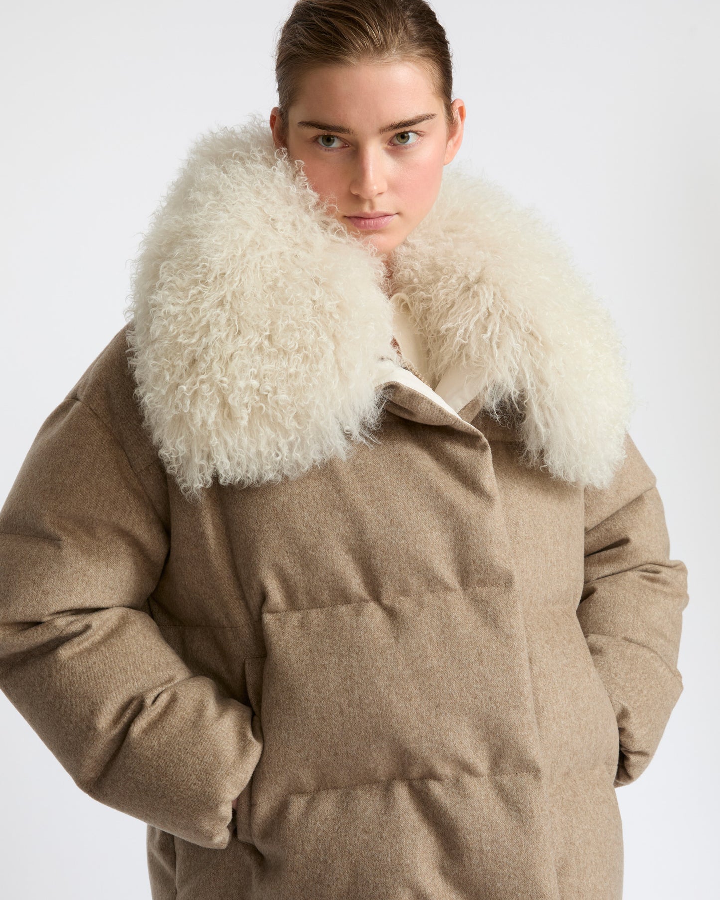 Doudoune en tissu Loro Piana Storm System 100% cachemire avec col en agneau long poil frisé- Yves Salomon - Nouvelle collection Automne Hiver