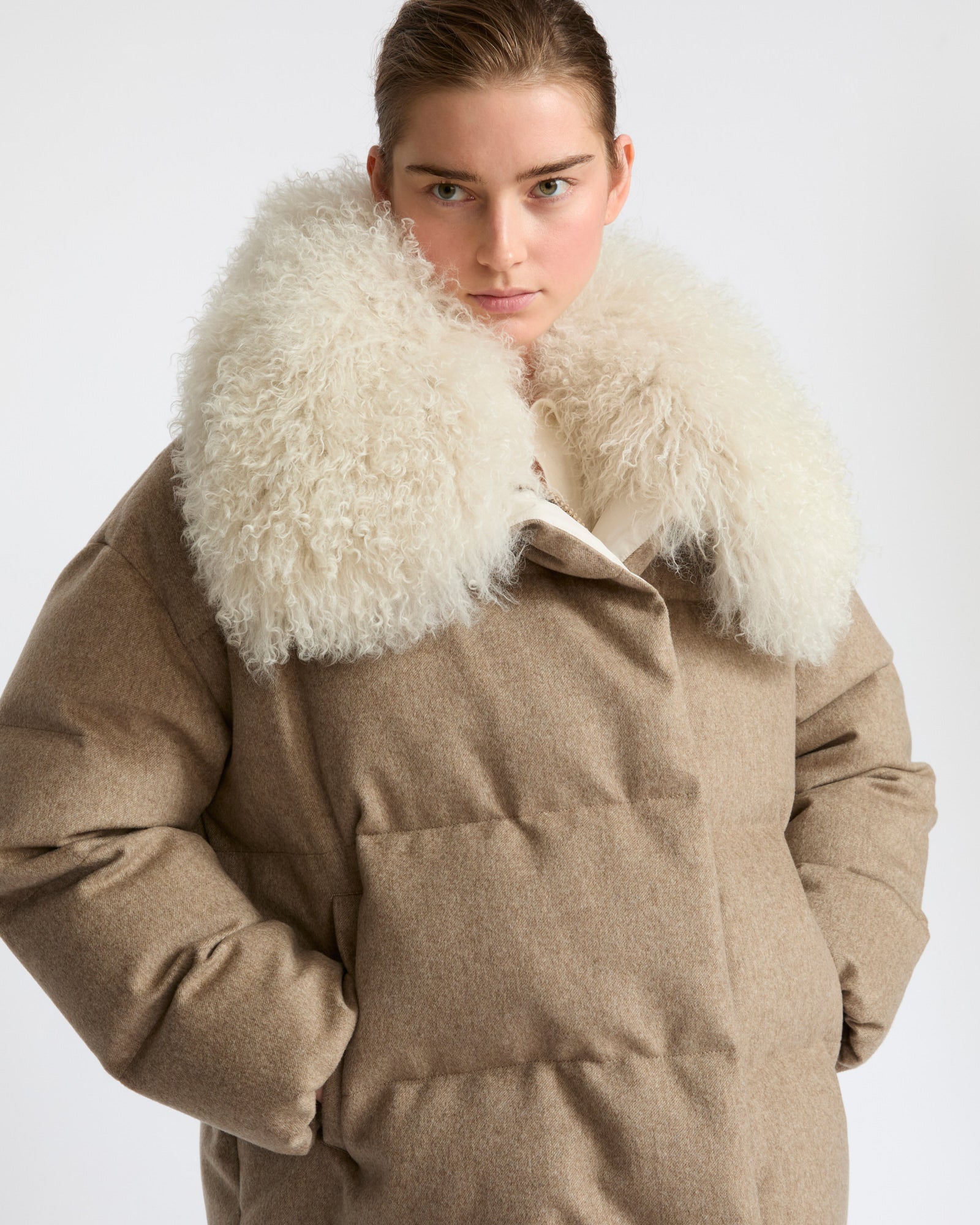 Doudoune en tissu Loro Piana Storm System 100% cachemire avec col en agneau long poil frisé- Yves Salomon - Nouvelle collection Automne Hiver
