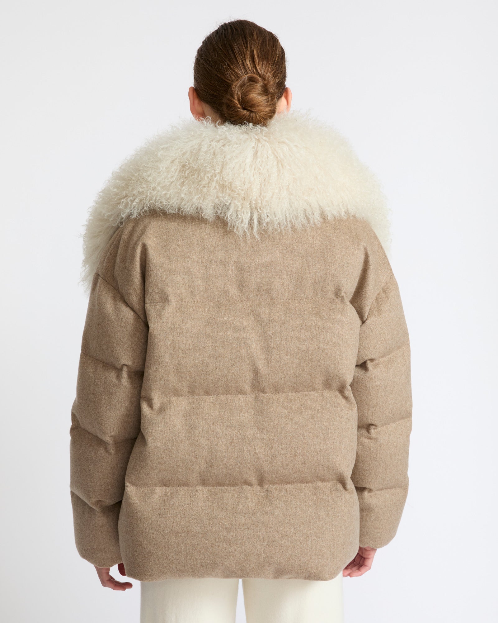 Doudoune en tissu Loro Piana Storm System 100% cachemire avec col en agneau long poil frisé- Yves Salomon - Nouvelle collection Automne Hiver