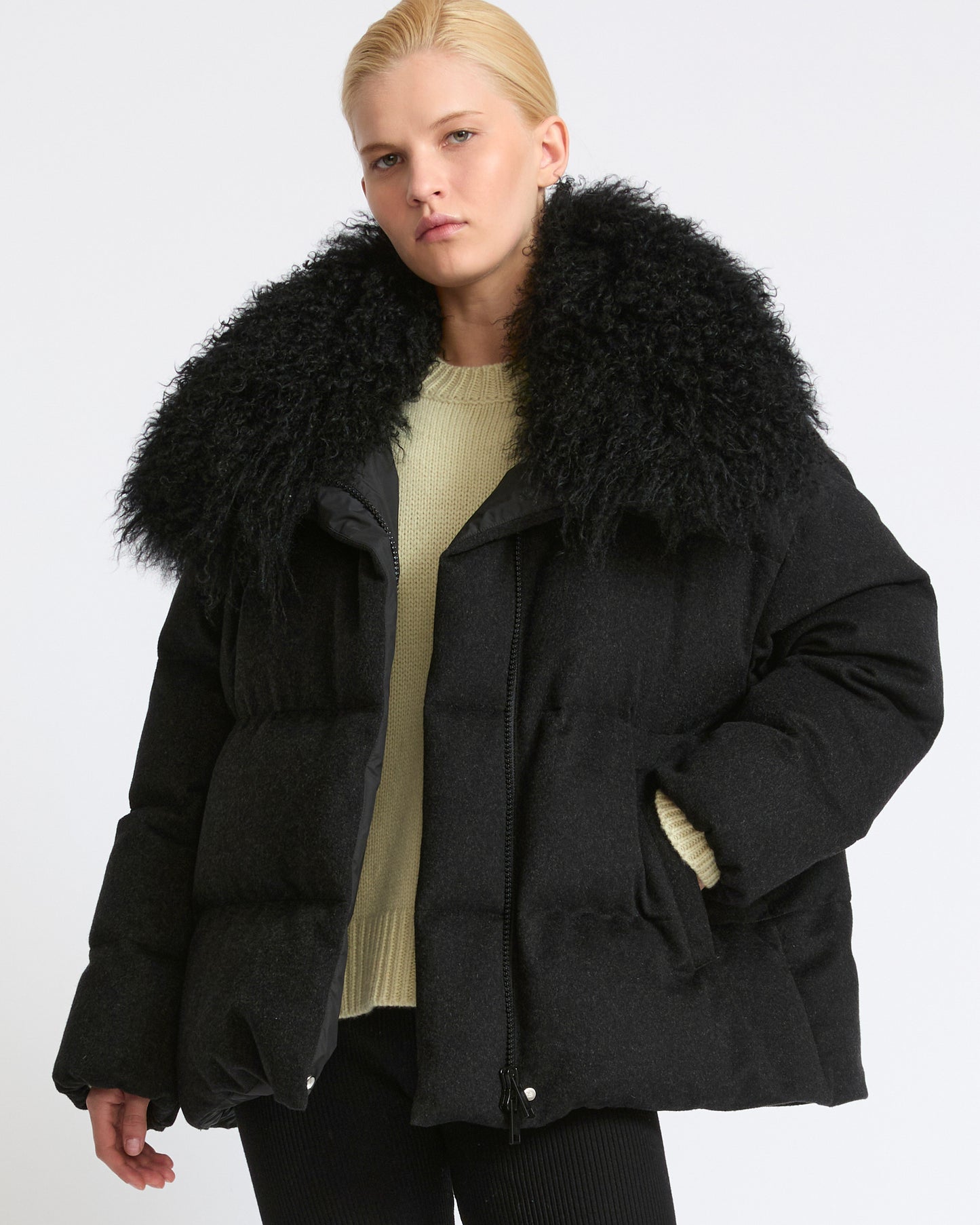 Doudoune en tissu Loro Piana cachemire avec col en agneau long poil frisé- Yves Salomon - Nouvelle collection Automne Hiver