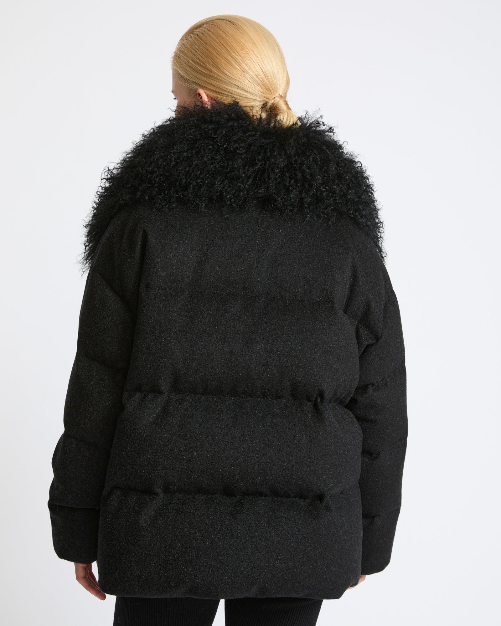 Doudoune en tissu Loro Piana cachemire avec col en agneau long poil frisé- Yves Salomon - Nouvelle collection Automne Hiver