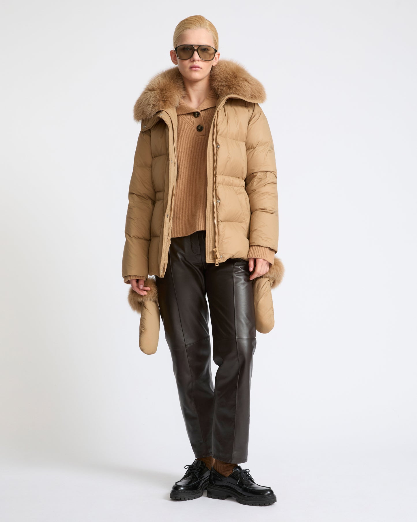 Doudoune en tissu technique imperméable avec col et moufles en fourrure de renard- Yves Salomon - Nouvelle collection Automne Hiver