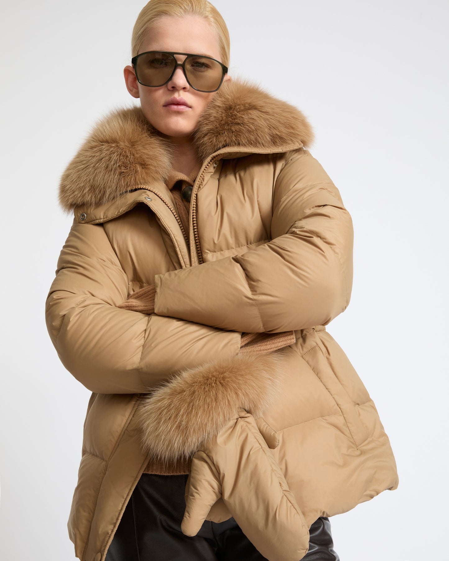 Doudoune en tissu technique imperméable avec col et moufles en fourrure de renard- Yves Salomon - Nouvelle collection Automne Hiver
