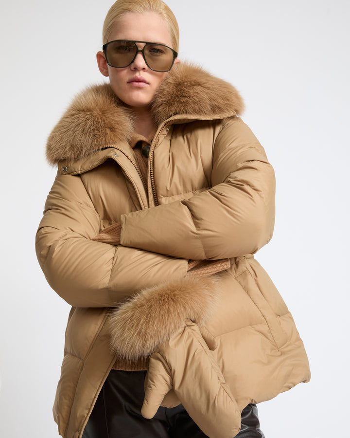 Doudoune en tissu technique imperméable avec col et moufles en fourrure de renard- Yves Salomon - Nouvelle collection Automne Hiver