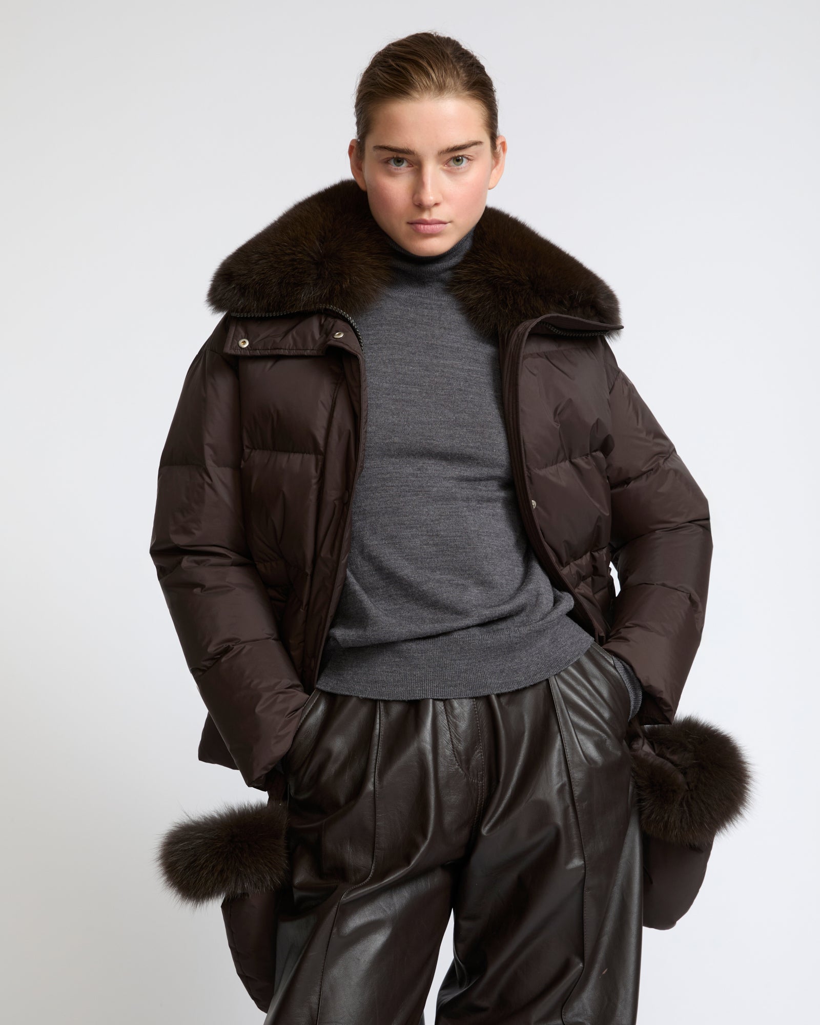 Doudoune en tissu technique imperméable avec col et moufles en fourrure de renard- Yves Salomon - Nouvelle collection Automne Hiver