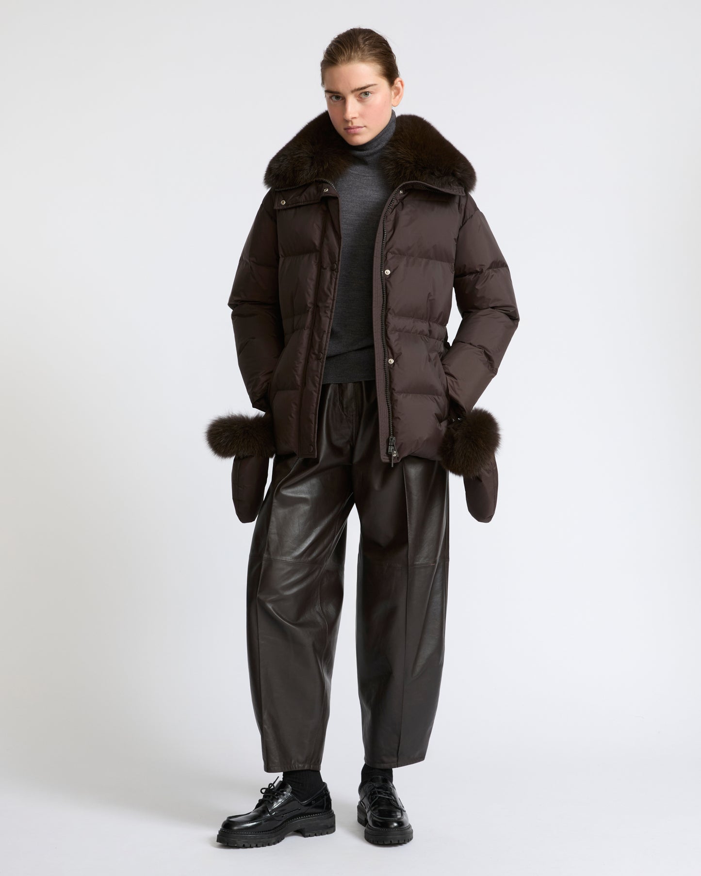 Doudoune en tissu technique imperméable avec col et moufles en fourrure de renard- Yves Salomon - Nouvelle collection Automne Hiver