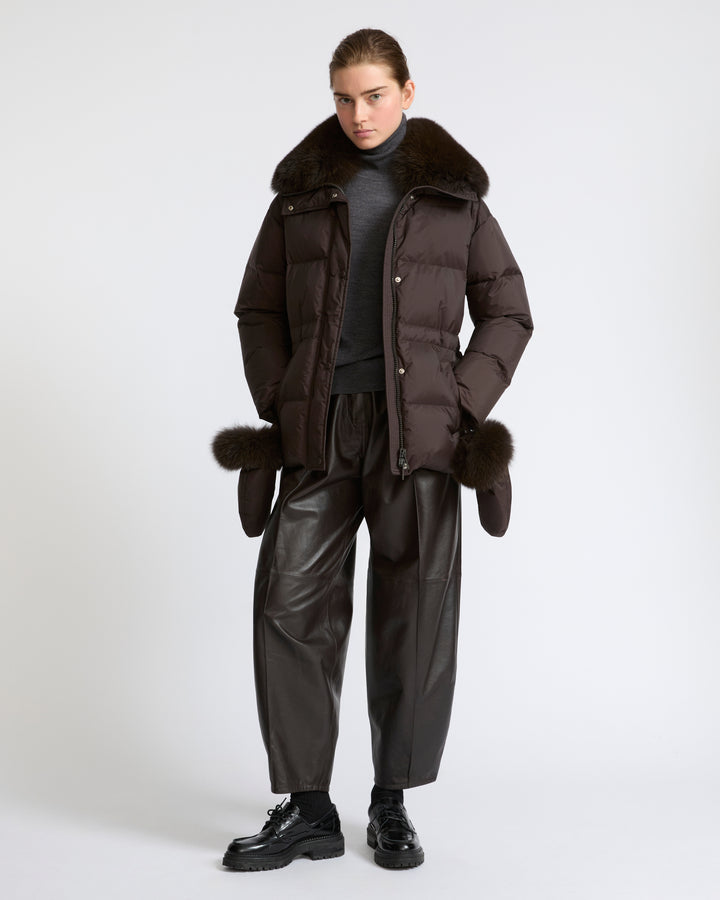 Doudoune en tissu technique imperméable avec col et moufles en fourrure de renard- Yves Salomon - Nouvelle collection Automne Hiver