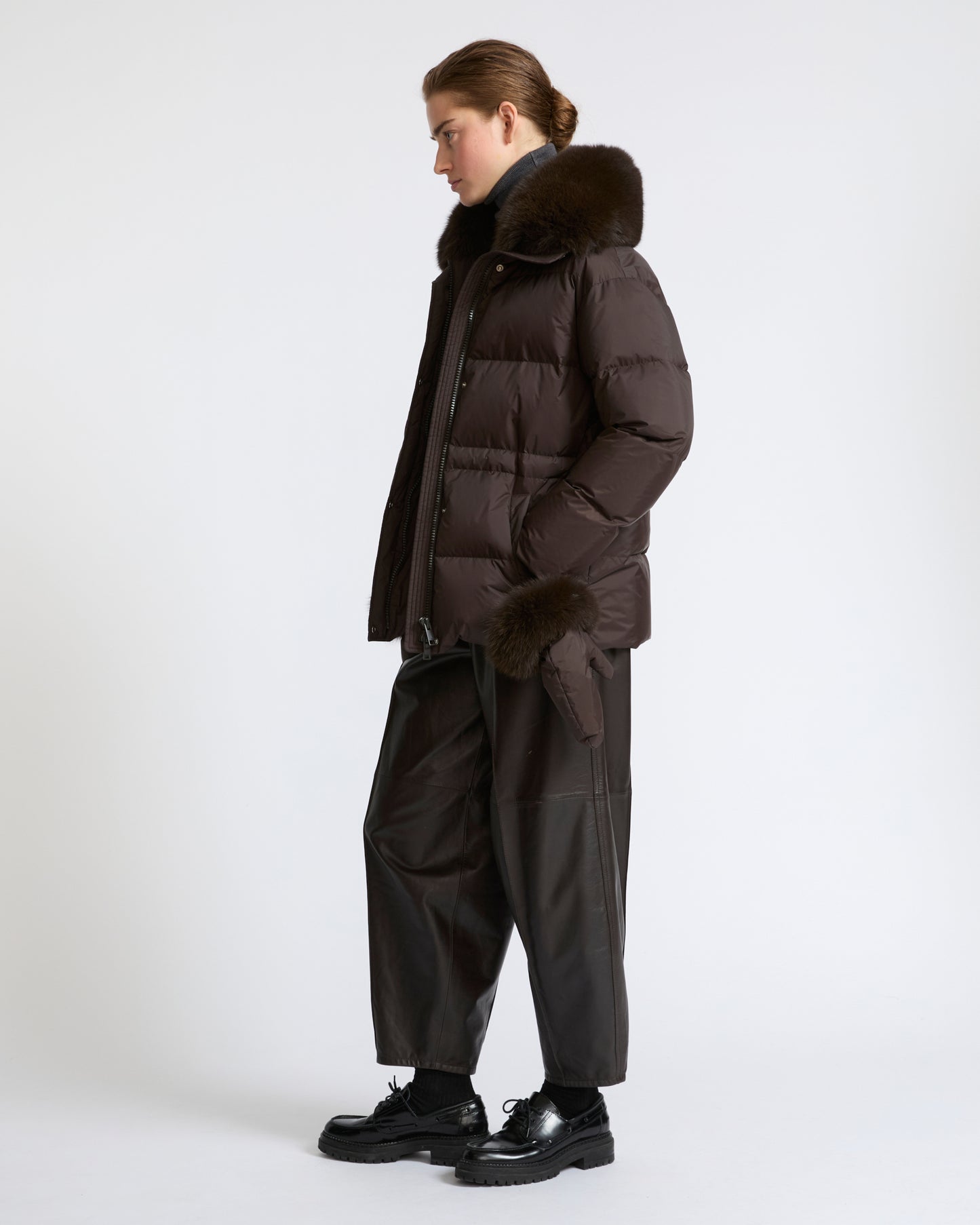 Doudoune en tissu technique imperméable avec col et moufles en fourrure de renard- Yves Salomon - Nouvelle collection Automne Hiver