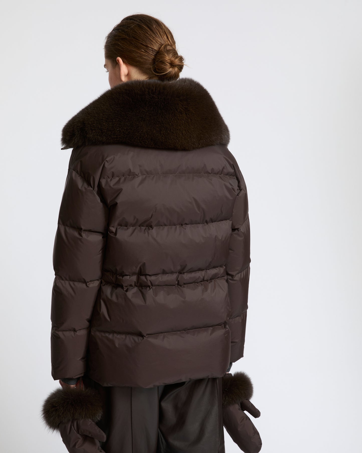 Doudoune en tissu technique imperméable avec col et moufles en fourrure de renard- Yves Salomon - Nouvelle collection Automne Hiver
