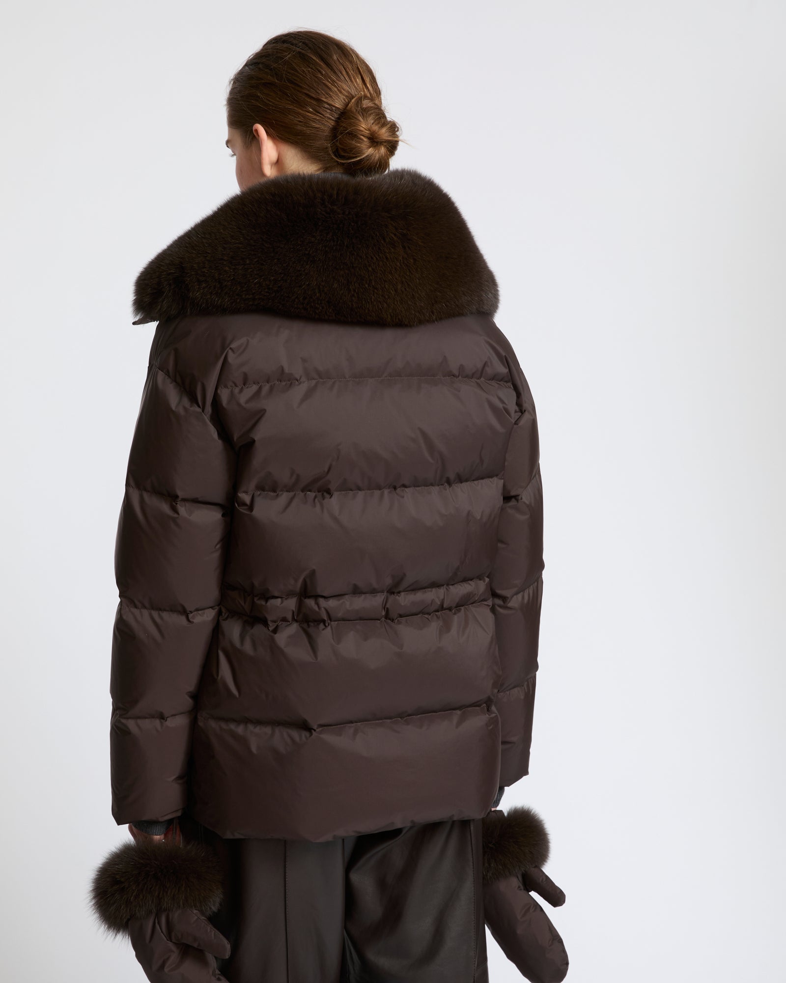Doudoune en tissu technique imperméable avec col et moufles en fourrure de renard- Yves Salomon - Nouvelle collection Automne Hiver