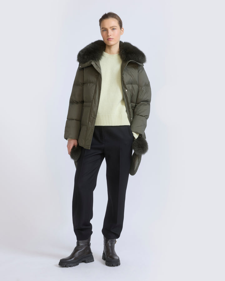 Doudoune en tissu technique imperméable avec col et moufles en fourrure de renard