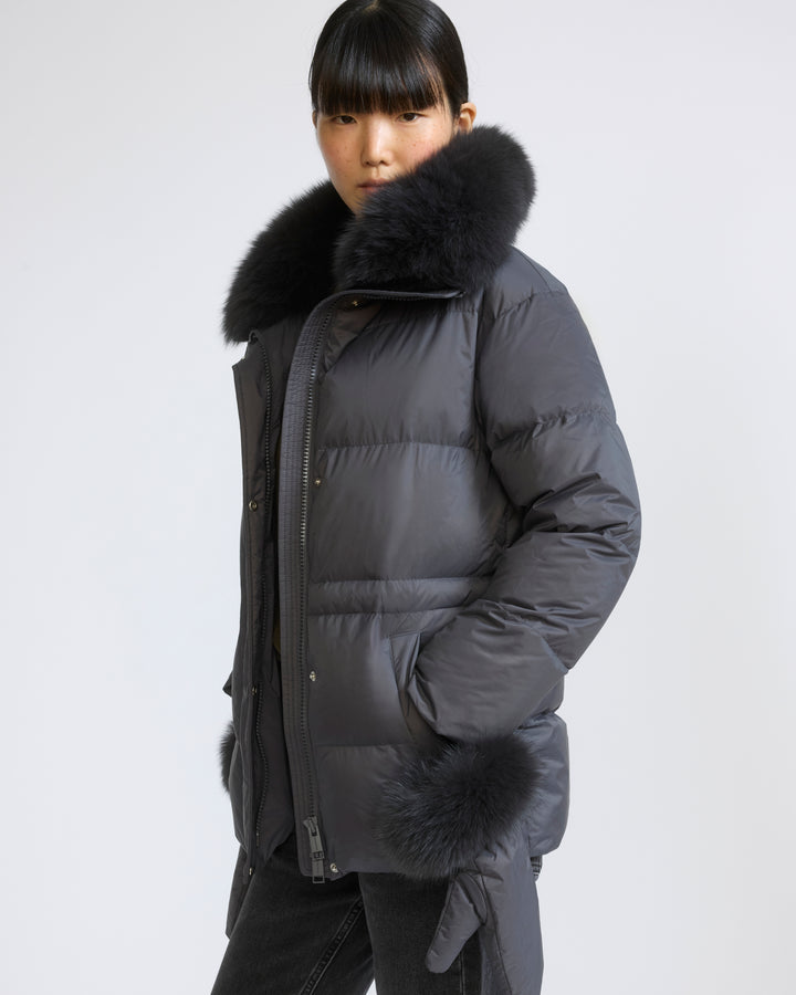 Doudoune en tissu technique imperméable avec col et moufles en fourrure de renard