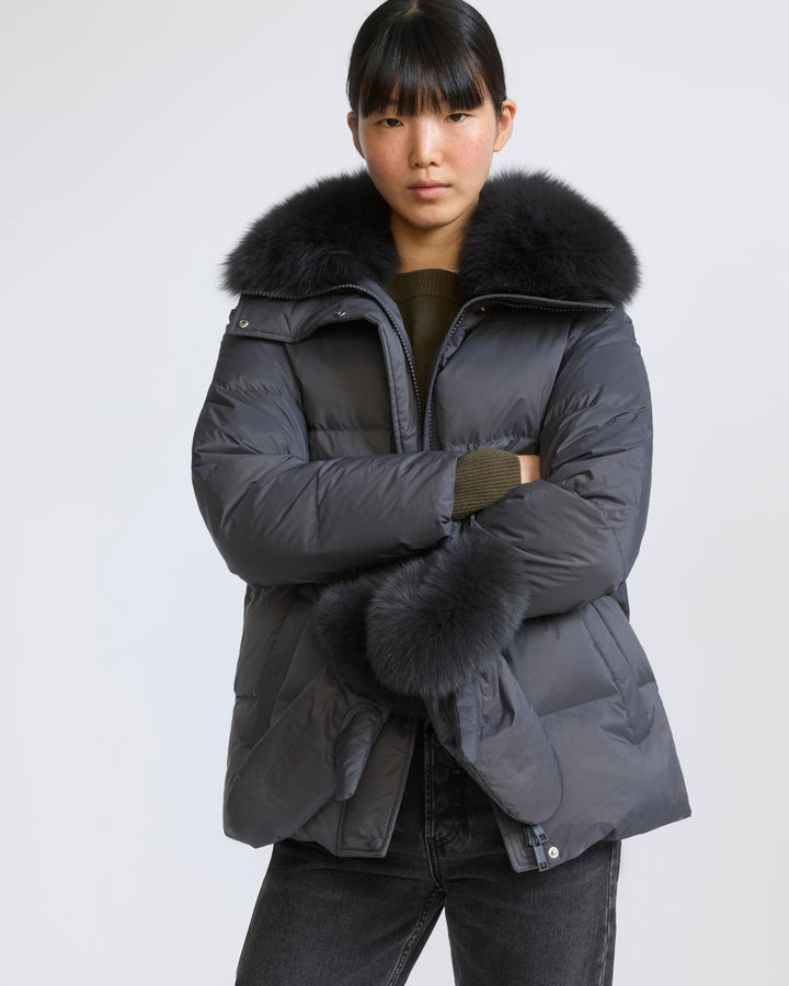 Doudoune en tissu technique imperméable avec col et moufles en fourrure de renard