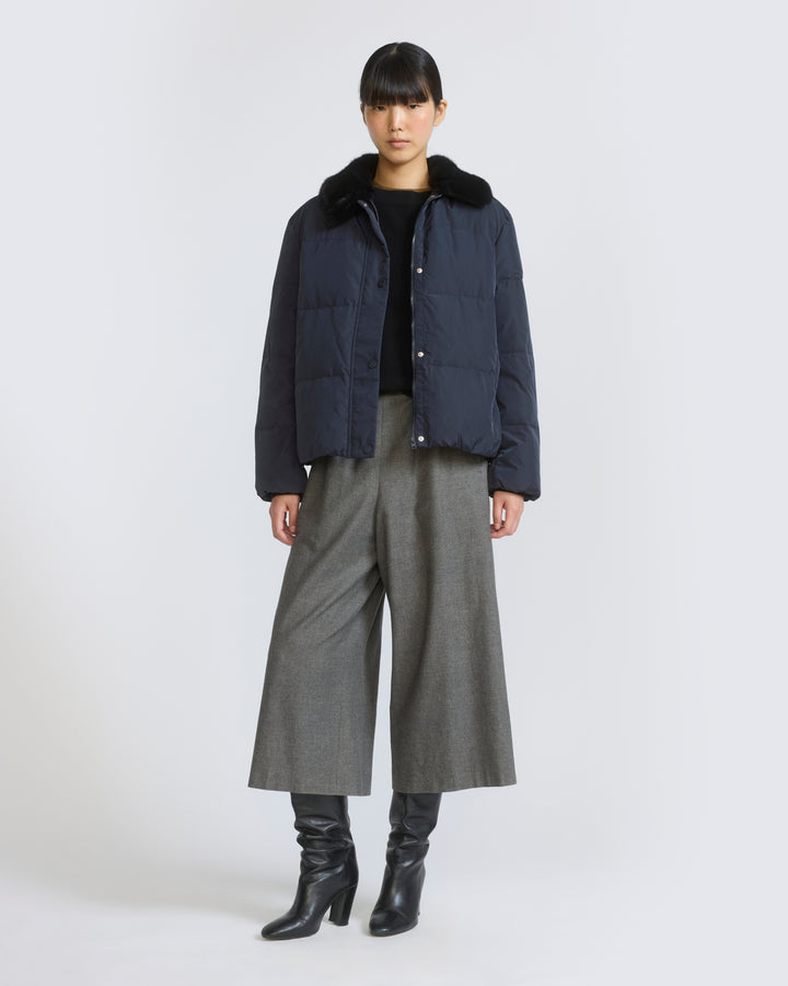 Doudoune courte en tissu technique imperméable avec col en fourrure de vison