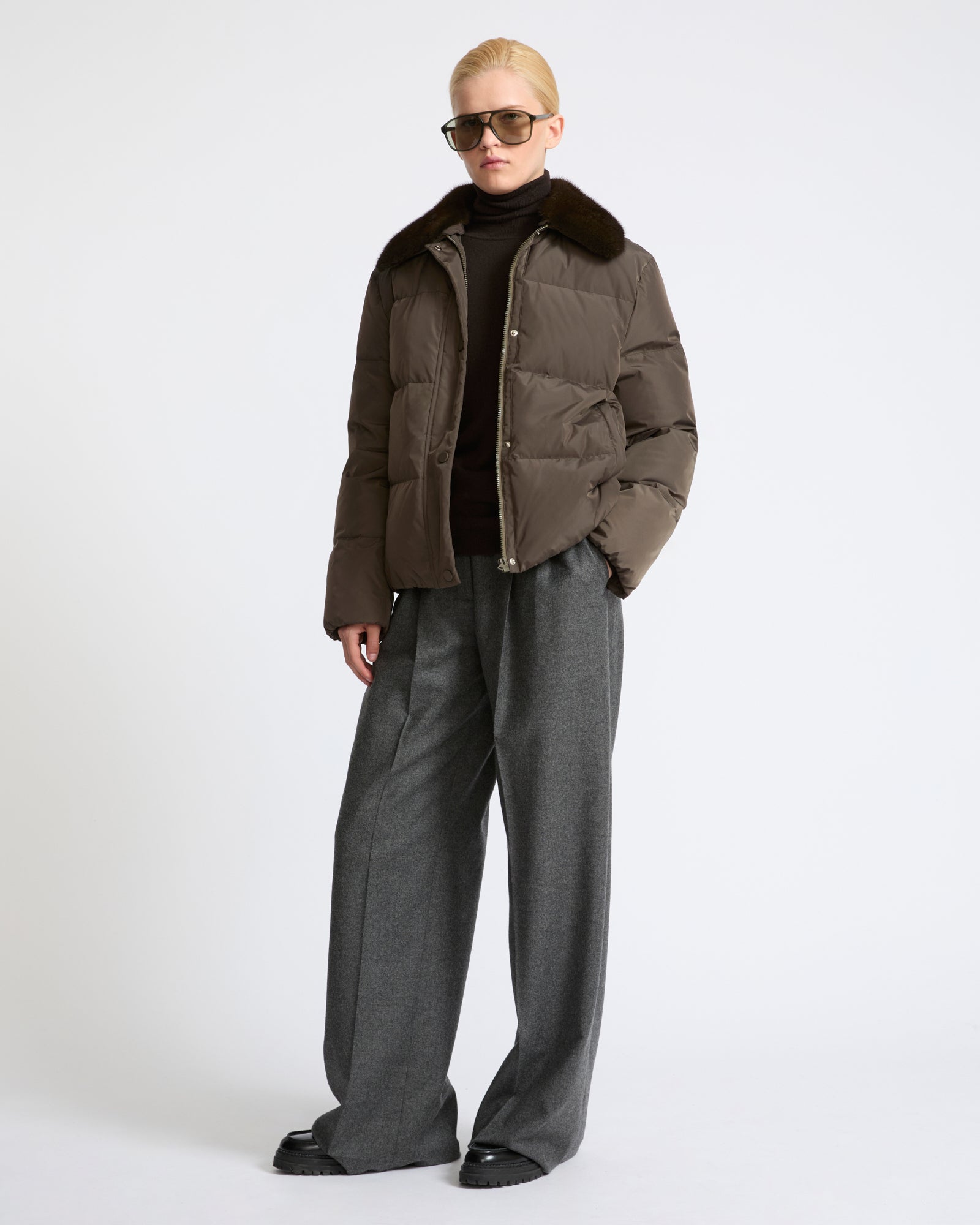 Doudoune courte en tissu technique imperméable avec col en fourrure de vison- Yves Salomon - Nouvelle collection Automne Hiver